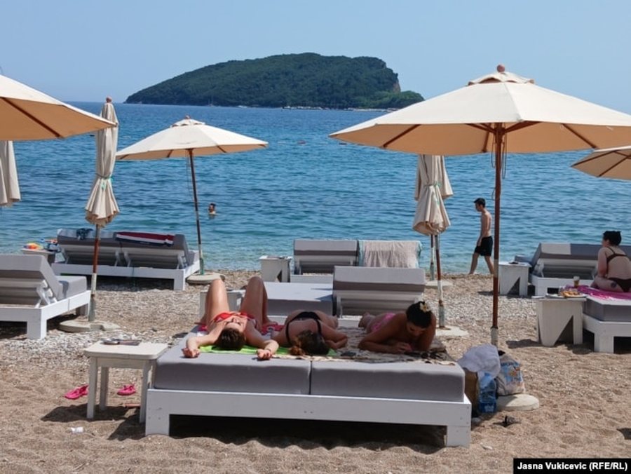 Turizmi i surprizave në Mal të Zi: Rezervon një vend, fle diku