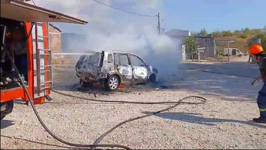 Shkrumbohet makina në mes të rrugës