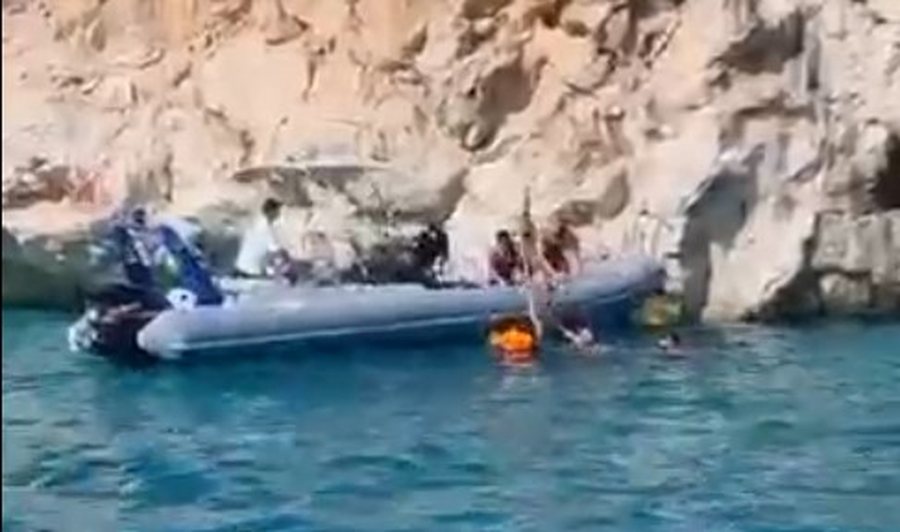 Mbeti i bllokuar në mes të detit, shpëtohet turist francez