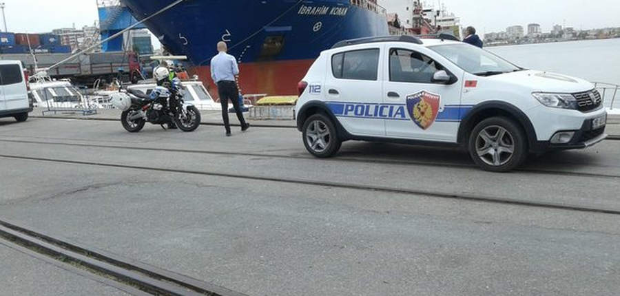 Tentoi të fuste në Shqipëri makinën  e vjedhur në