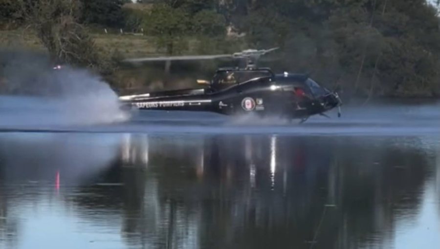 I angazhuar për fikjen e zjarreve, helikopteri bie në liqen
