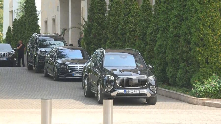 Kabineti “Rama 4”, shefi i qeverisë pret e përcjell