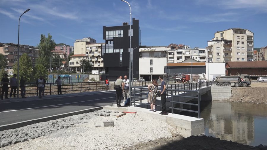 Bashkohen dy Mitrovicat, hapet për qarkullim ura e re mbi lumin Ibër