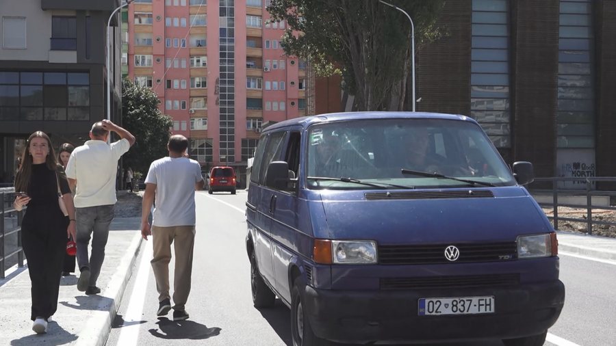 Bashkohen dy Mitrovicat, hapet për qarkullim ura e re mbi lumin Ibër