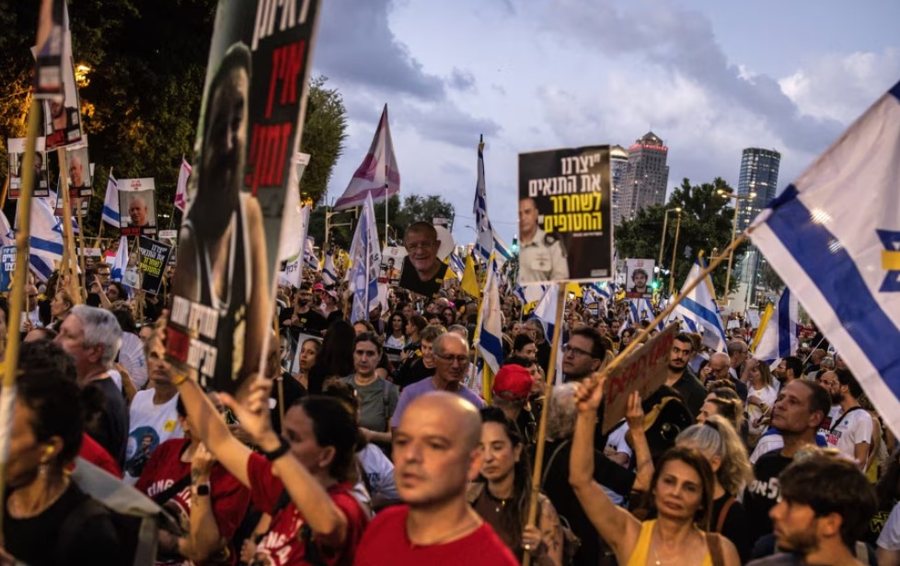 Shpërthejnë protestat në Izrael, pjesëmarrësit i