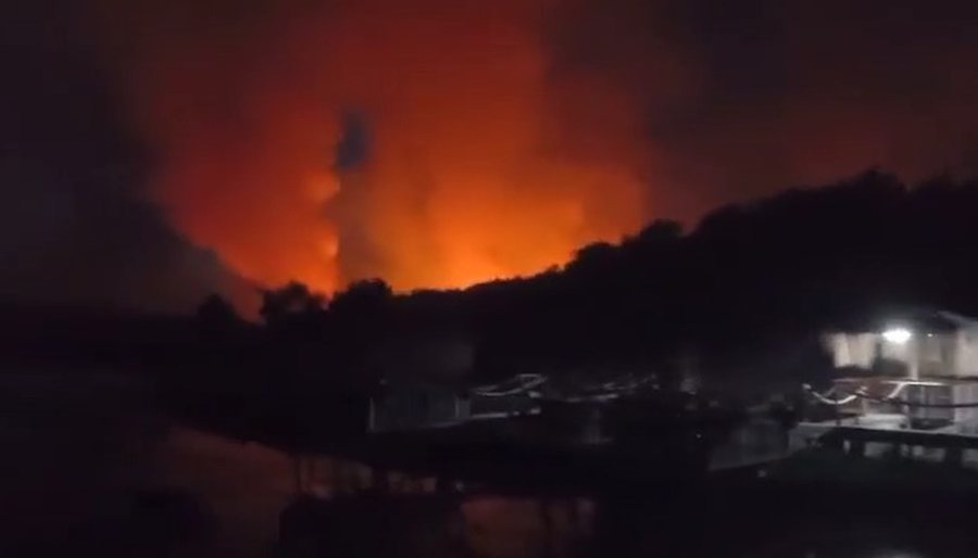 Zjarri në Pish Poro të Vlorës, flakët vijojnë djegien e