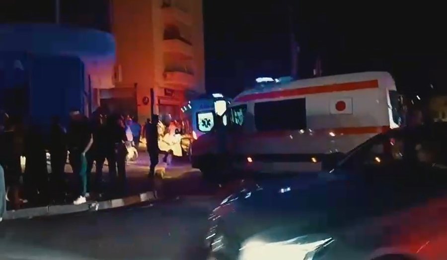 Zjarri në pallatin në Lushnjë, disa persona transportohen në