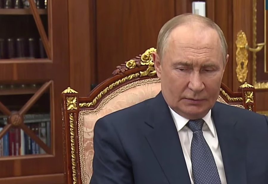 Rafti i librave të Putinit, si Kremlini po i paraqet pamjet e vjetra si
