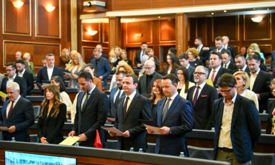 Gjumi rrezikshëm i gjatë i politikës kosovare