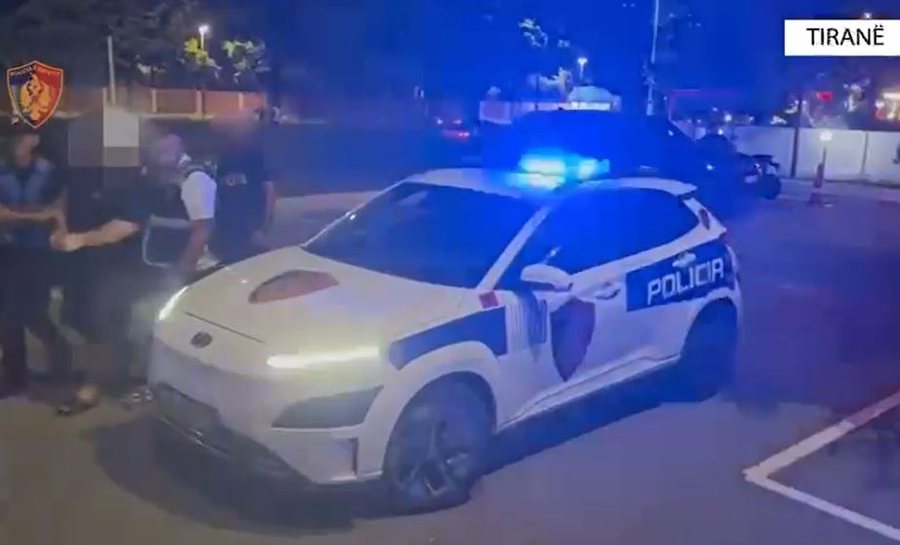 Qëlloi me armë zjarri drejt makinës ku udhëtonin 3 shtetas,