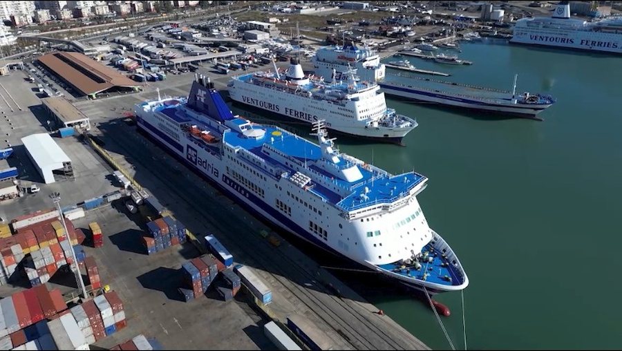 Moti i keq me stuhi, tragetit në Portin e Durrësit i këputet cima