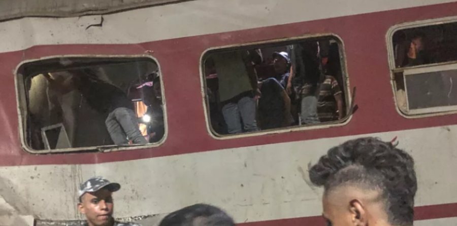 Treni me pasagjerë del nga shinat në Egjipt, viktima e të