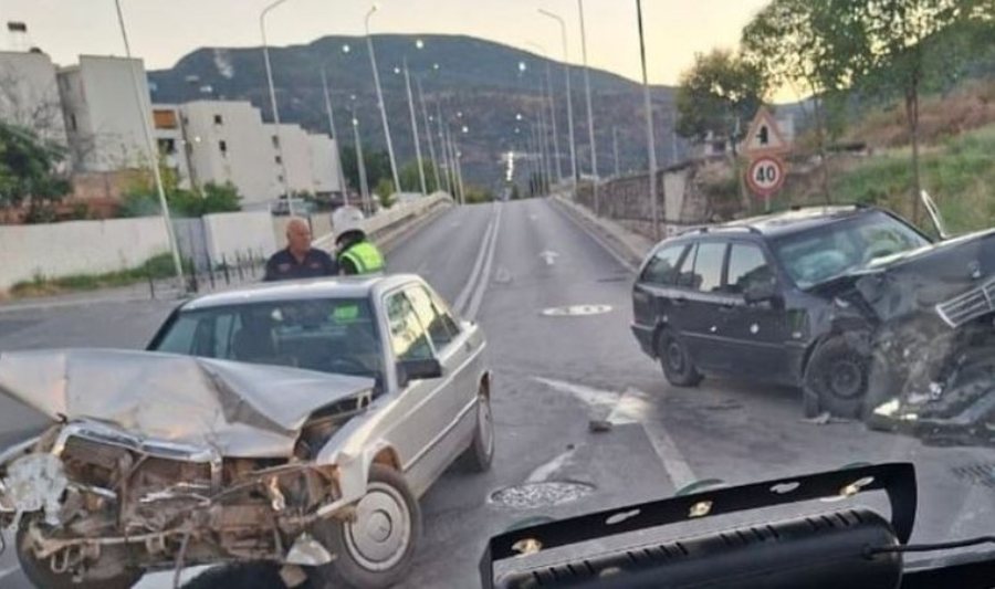 Aksident në Elbasan, makinat përplasen kokë më kokë