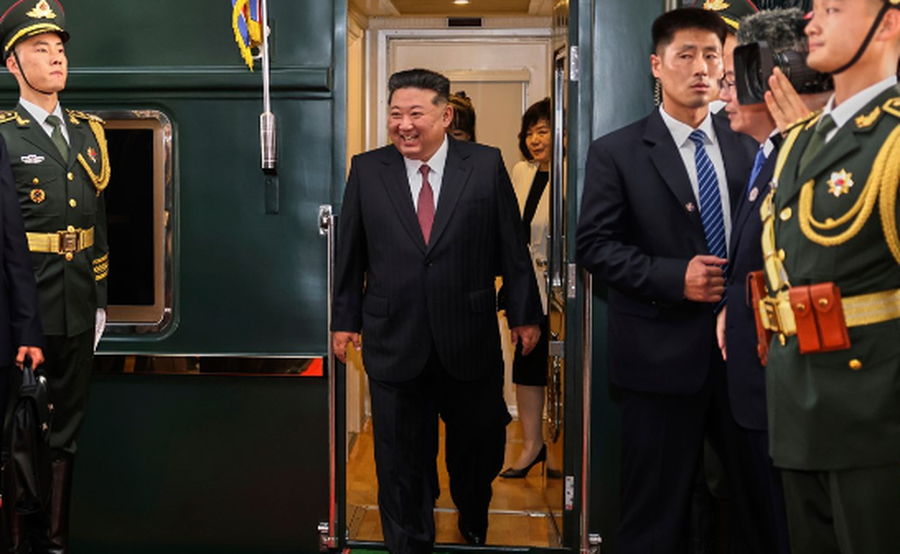 Me tren të blinduar, Kim Jong Un fotografohet duke mbërritur në