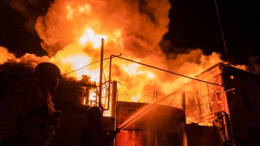 Ukraina sulmon rafinerinë ruse të naftës gjatë natës