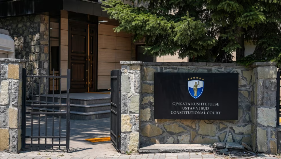 Gjykata Kushtetuese në Kosovë ndalon përkohësisht çdo