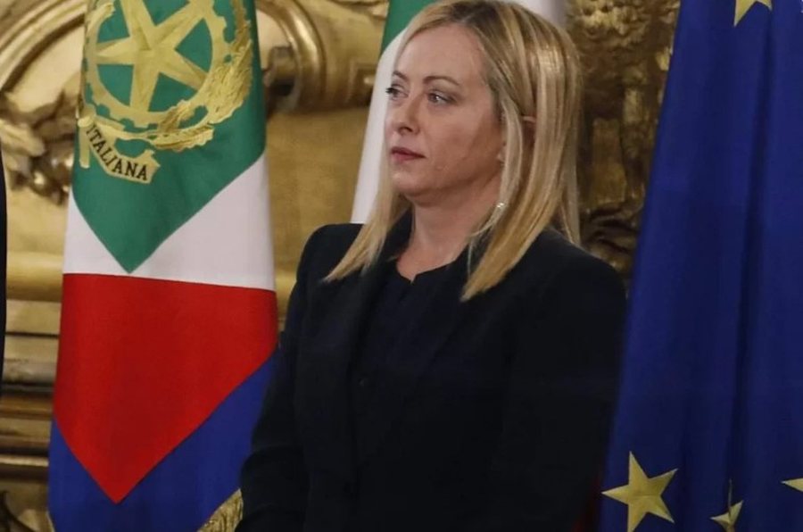 Pse Meloni u betua me një kostum Armani?