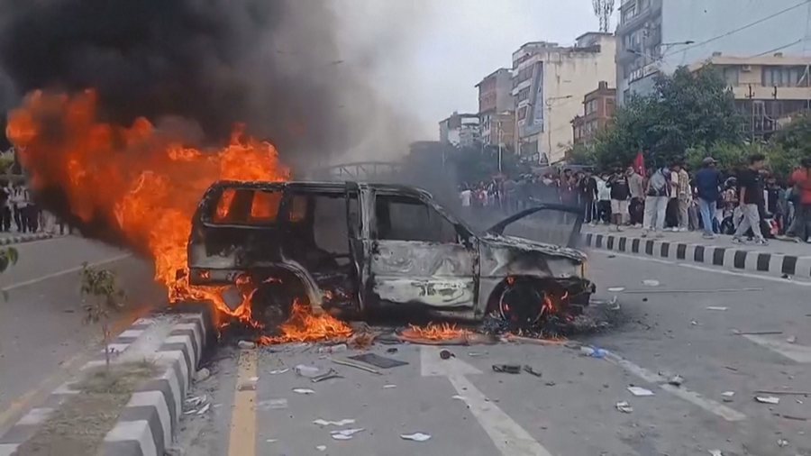 “Luftë” për rrjetet sociale, protestë kundër