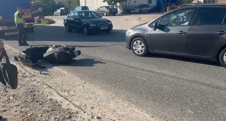 Makina përplaset me motorin, një i plagosur në Gjirokastër