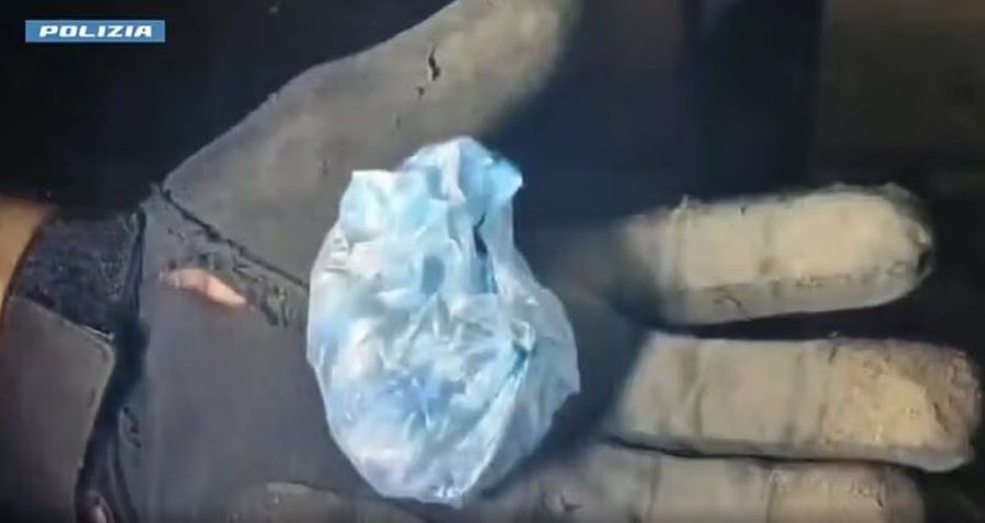 Gëlltit kokainë për t’iu shmangur ndalimit të