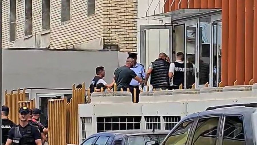 Nën masa të rrepta sigurie, mbërrijnë në gjykatën