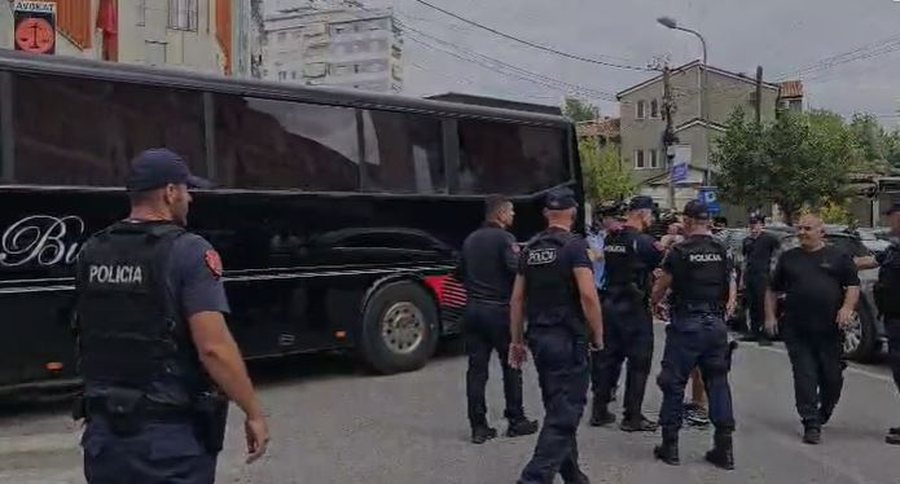 Nën masa të rrepta sigurie, mbërrijnë në gjykatën