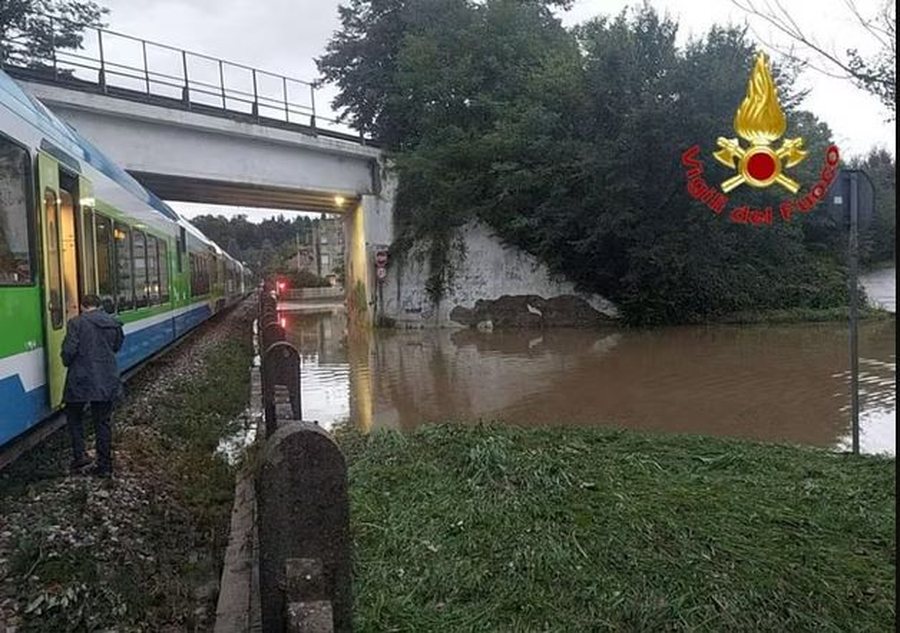 Qindra të izoluar dhe evakuuar, mot i keq mbërthen Italinë