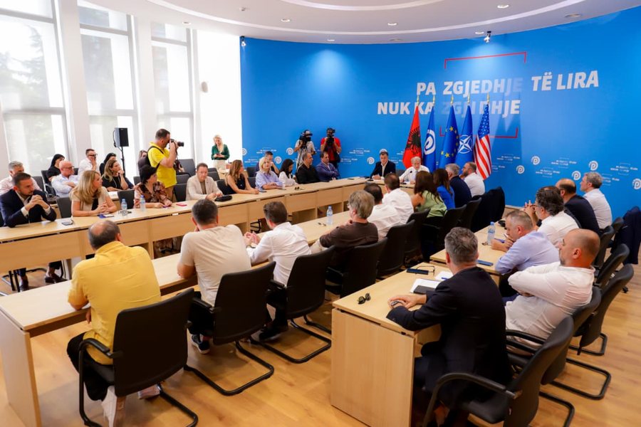 Berisha mbledh kryesinë e PD: Shqipëria po përjeton një