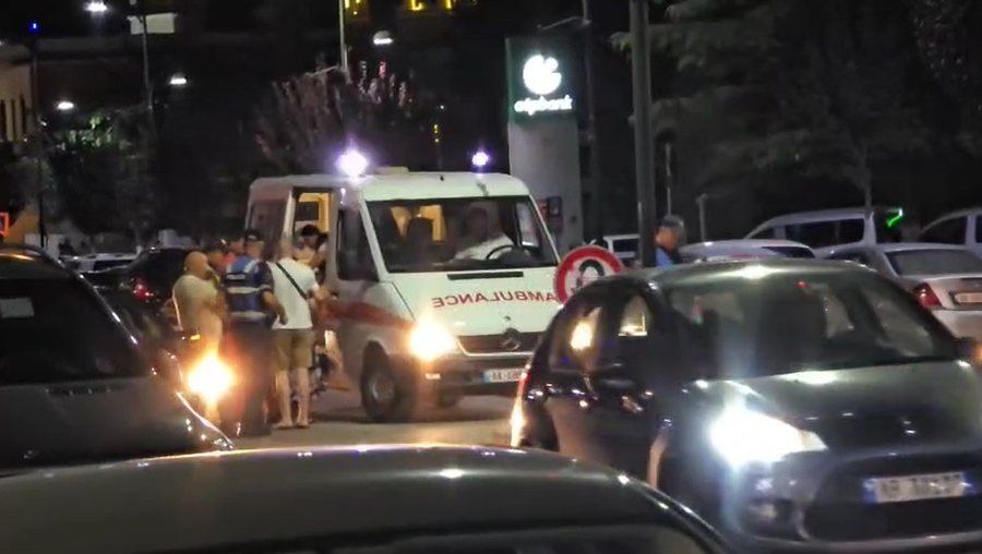 Makina përplas të moshuarit te vijat e bardha në Fier