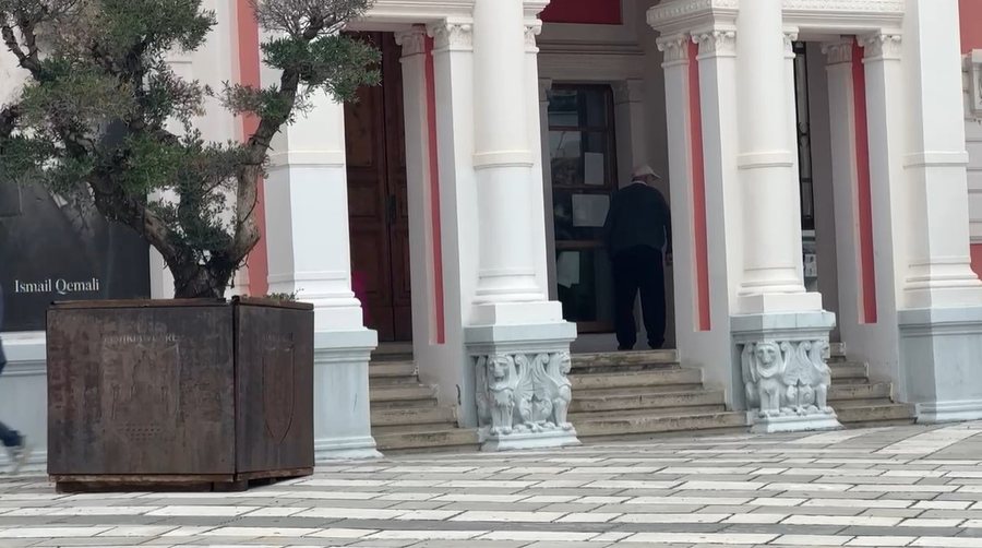Heshtje në Bashkinë e Vlorës një ditë pas