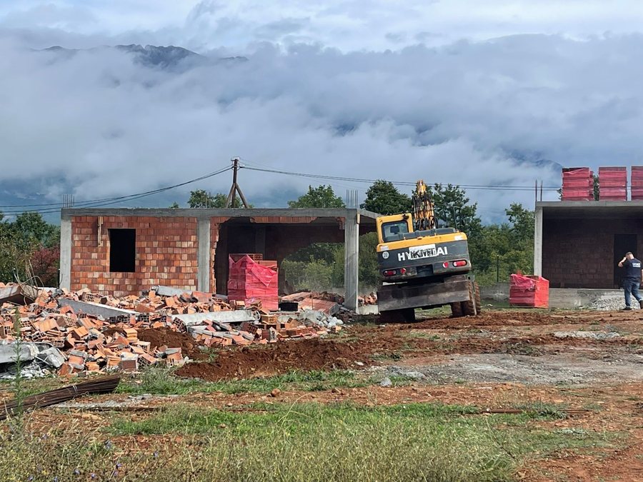 Nis prishja e ndërtimeve pa leje në Tropojë