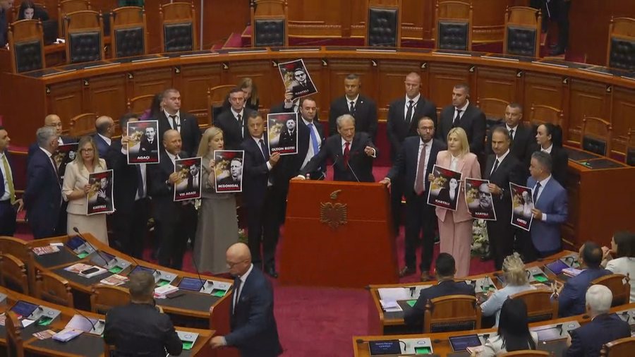 PD shpalos pankarta me akuza për socialistët, nis me tensione seanca e