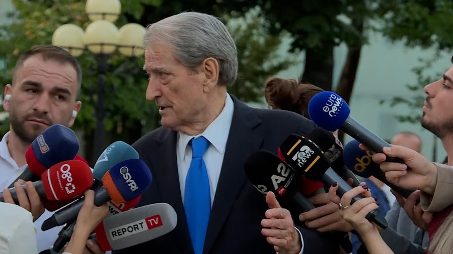 Doli nga ‘rreshti’ gjatë votimit për Peleshin, Berisha