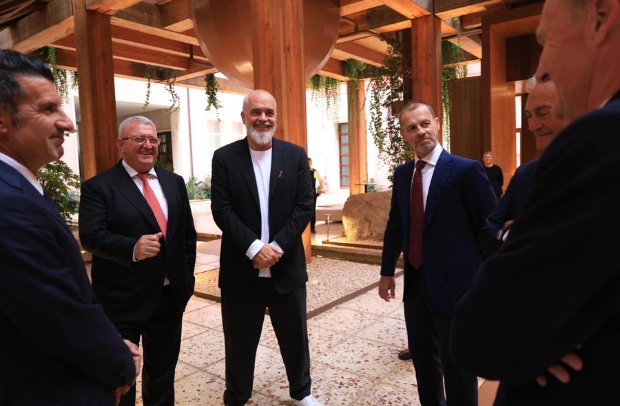 Kreu i UEFA-s i shkon në zyrë Edi Ramës