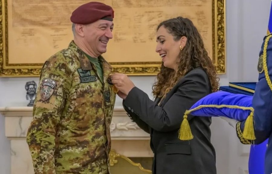 Vizitë lamtumire e Gjeneral Barduanit, Osmani i jep Medaljen Presidenciale