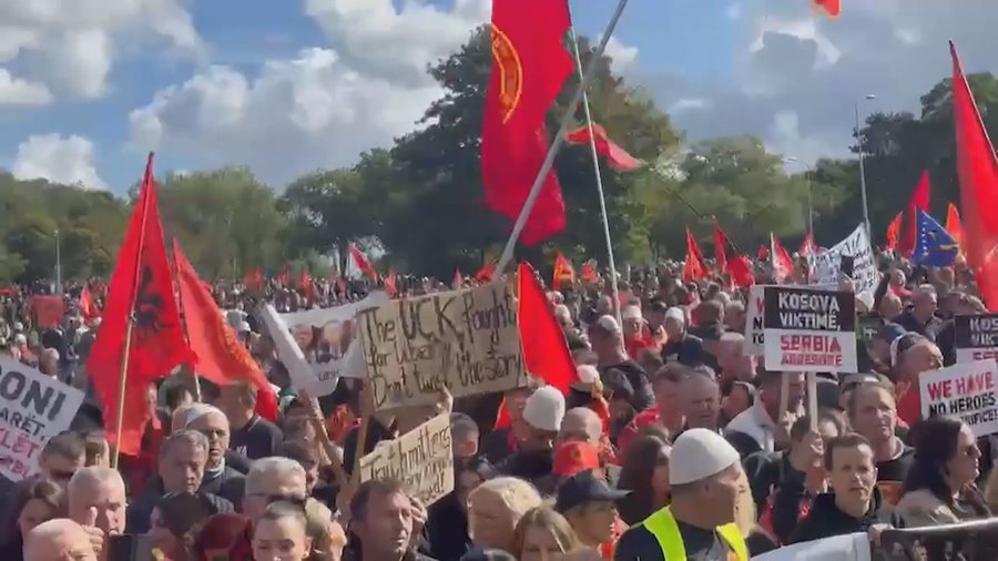 “Mora fjalë” ushton në Hagë, protestë masive