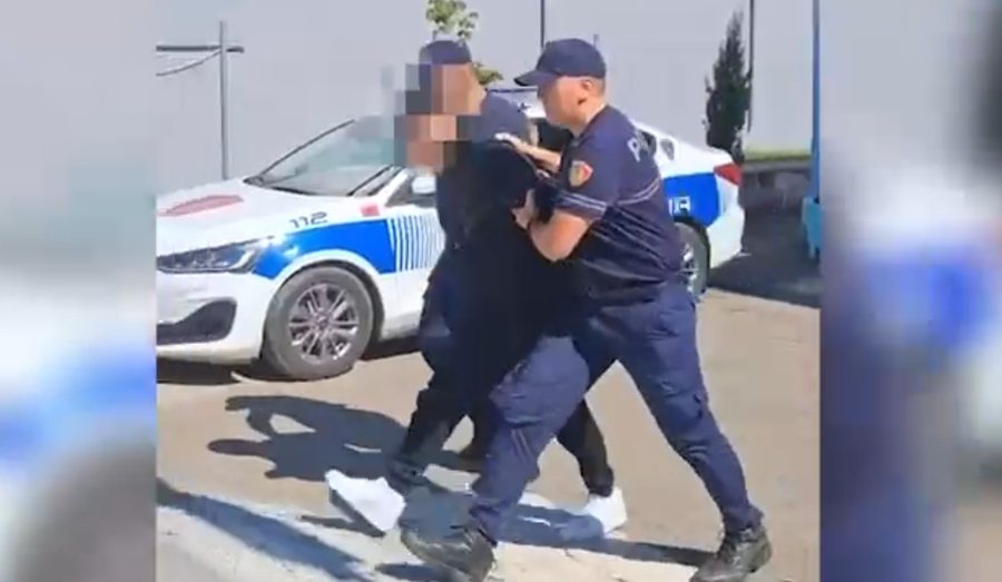 Dhunoi me grushte e sende të forta një person para Bashkisë