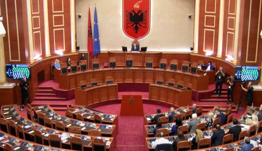 Parlamenti miratoi Kryesitë dhe anëtarët socialistë të
