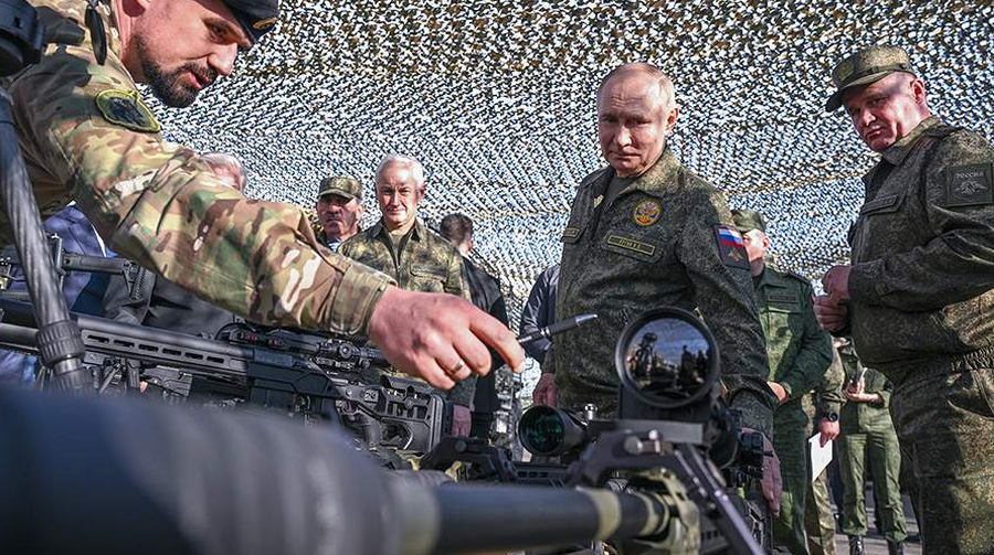 Putin me uniformë ushtarake mbikëqyr nga afër stërvitjen me