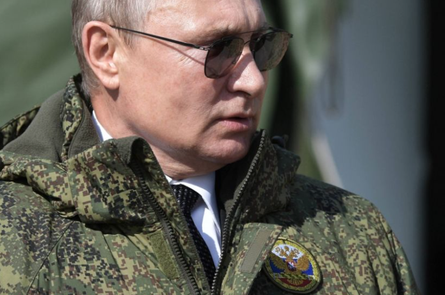 Putin me uniformë ushtarake mbikëqyr nga afër stërvitjen me