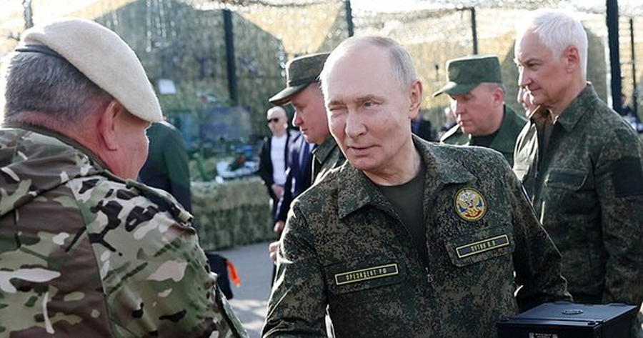 Putin me uniformë ushtarake mbikëqyr nga afër stërvitjen me