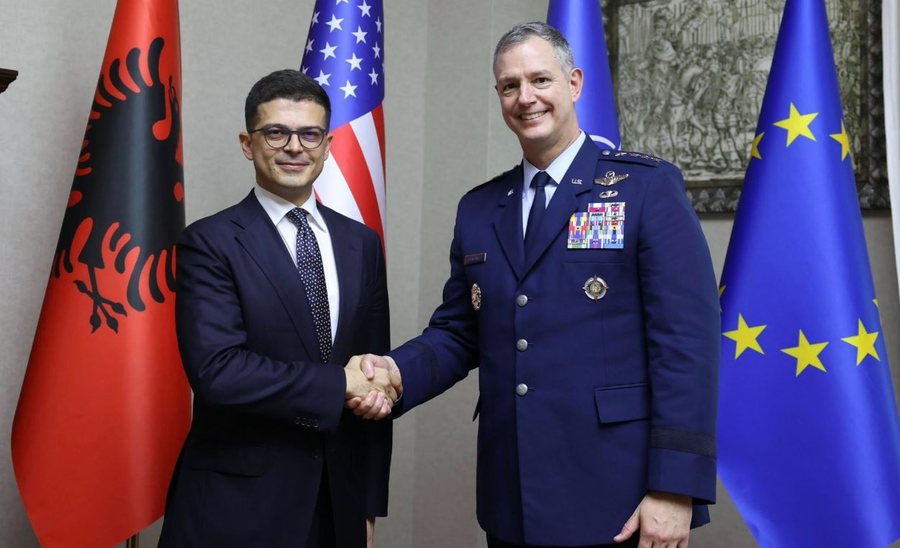 Ministri Vëngu pret Komandantin Suprem të NATO-s në Evropë:
