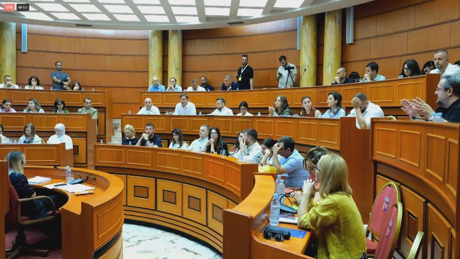 Shkarkimi i Veliajt, këshilltarët e PS mblidhen për të