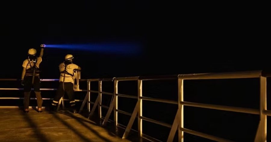 Varka me emigrantë përfshihet nga flakët, të paktën 50