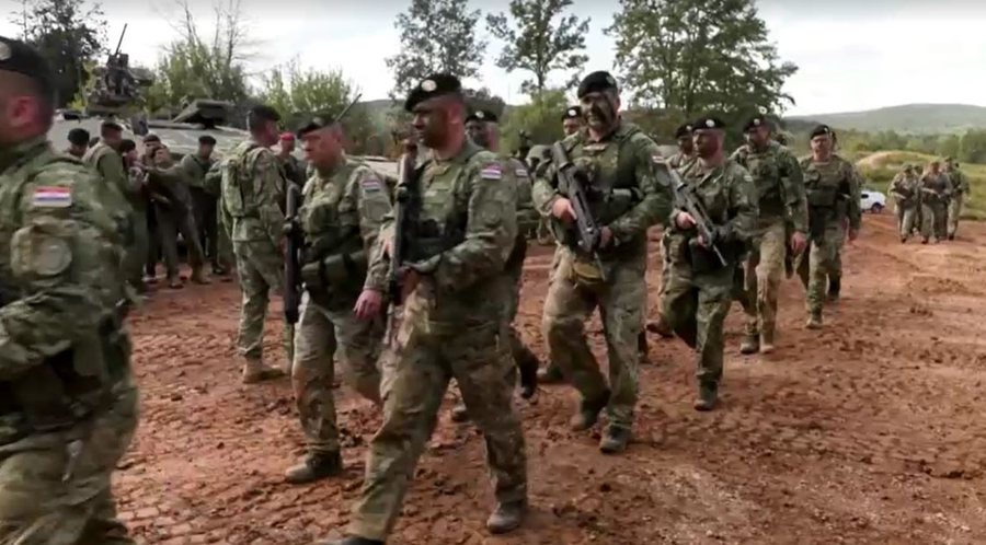Tanke, avionë luftarakë dhe helikopterë, stërvitje e