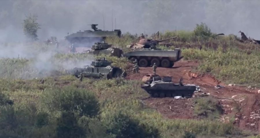 Tanke, avionë luftarakë dhe helikopterë, stërvitje e
