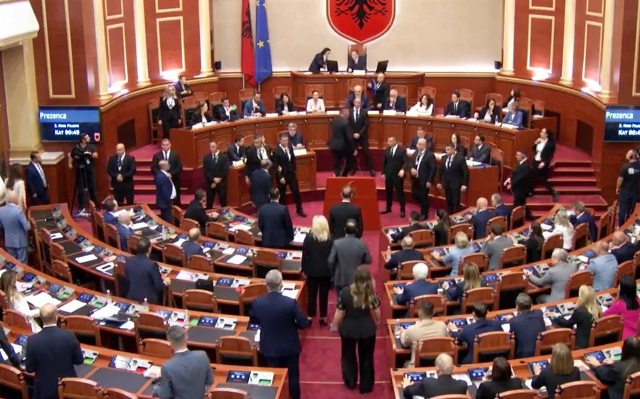 Ndërpritet seanca, Rama: Nëse nuk lejoni debat kalojmë në
