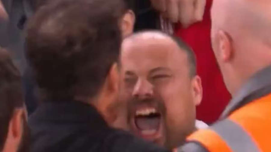 Simeone humb kontrollin, sherr me tifozin e Liverpool në fushë