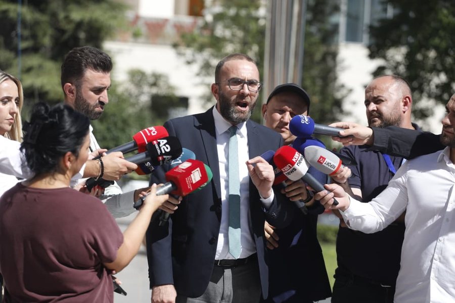“Nuk na e mbyllni dot gojën”, PD kërkon shkarkim të