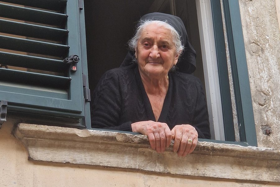 Njihuni me gjyshen 94-vjeçare italiane, e cila është kthyer
